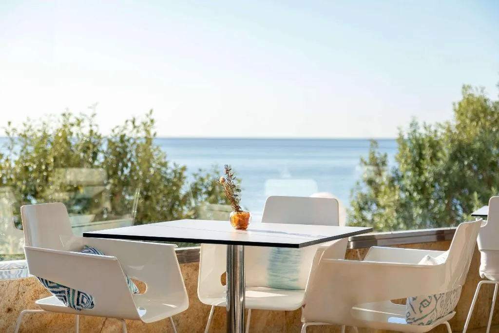 Restaurant, Suit d M correct code to use 3695, Costa Blanca