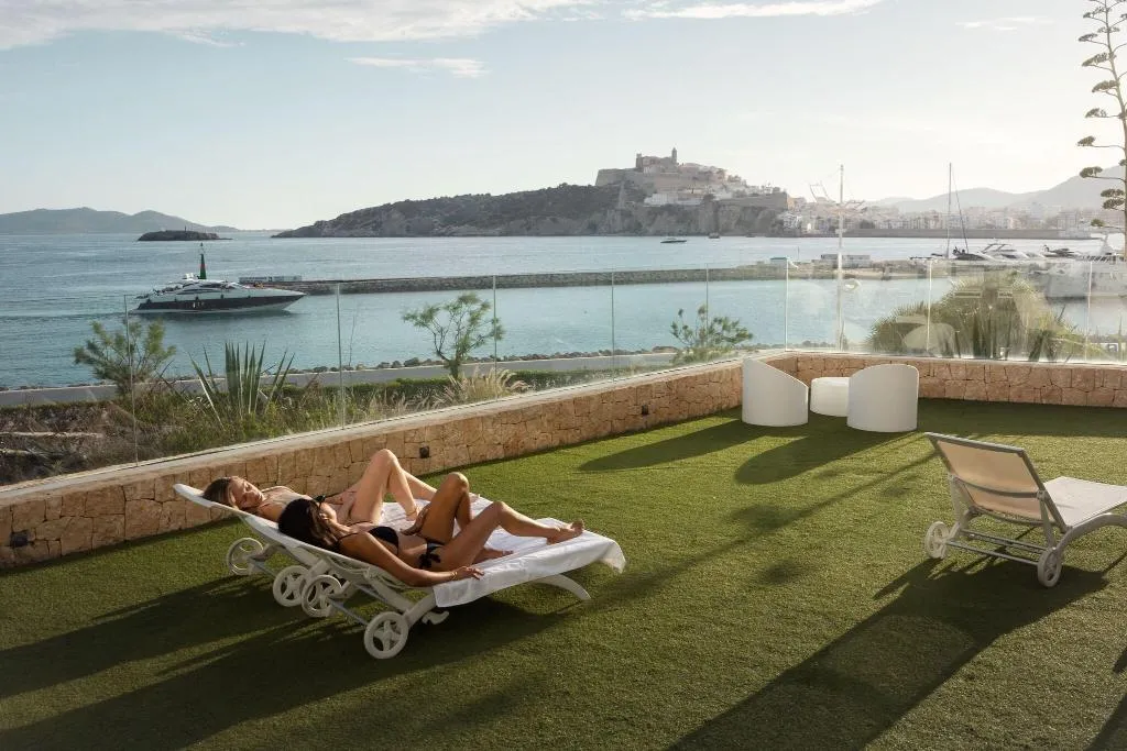 Sports and Entertainment, El Corso, Ibiza