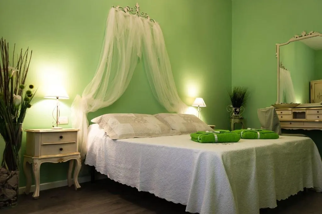 Room, Bric à Brac, Florence
