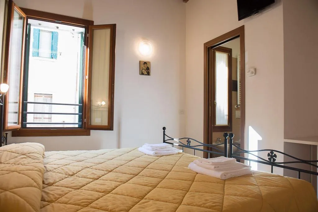 Room, Domus Clugiae, Venice