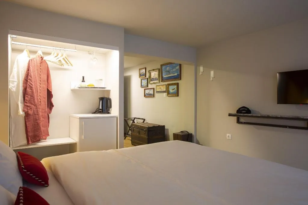 Room, The Frogs Guesthouse, Athens