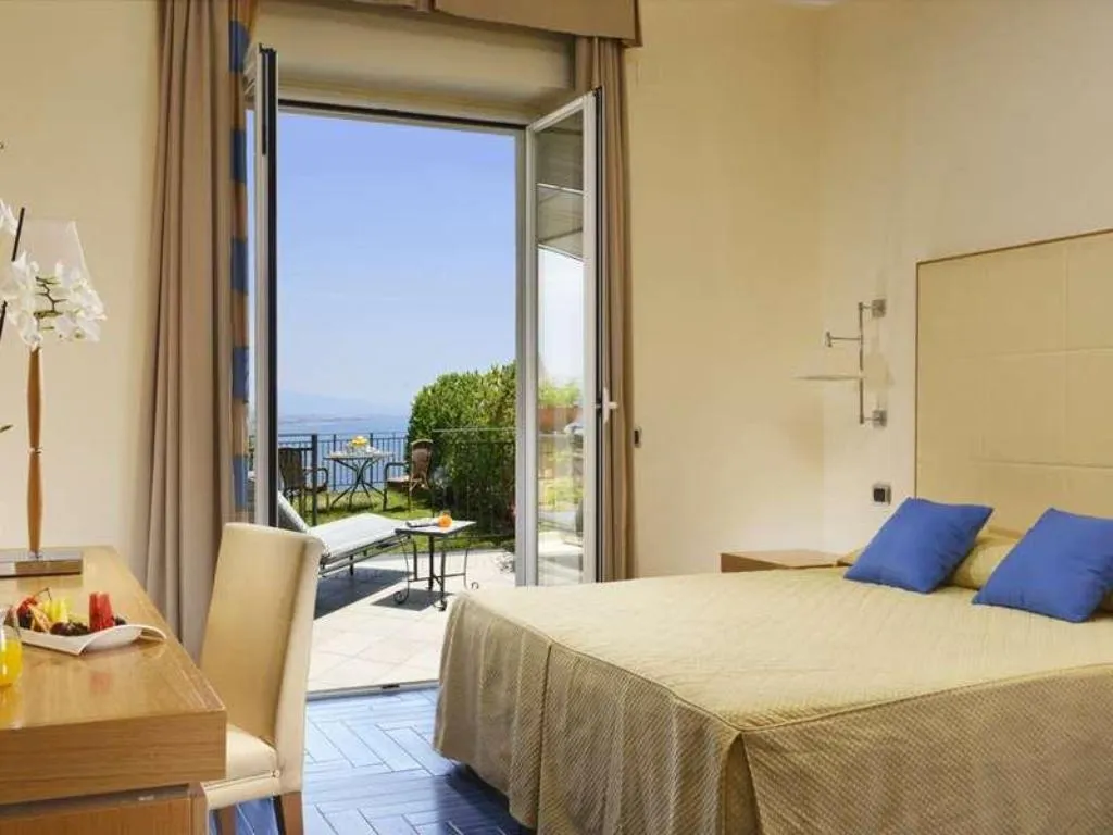 Room, Raito, Naples