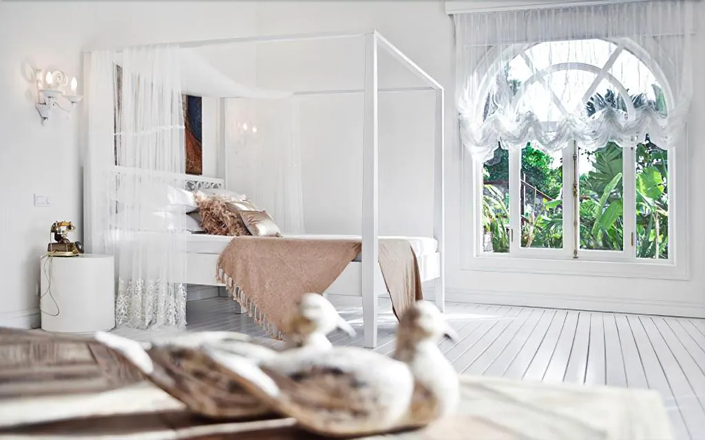 Room, Sabrina's Haus, Dalaman