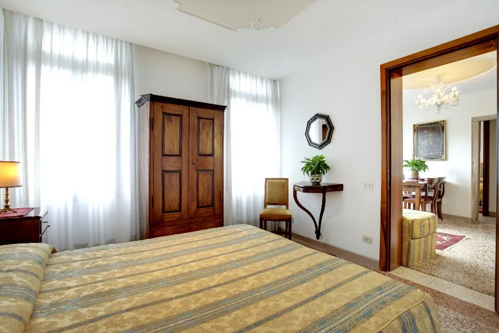 APARTMENT CANAL VIEW Room, Palazzo Schiavoni Residenza d'Epoca, Venice
