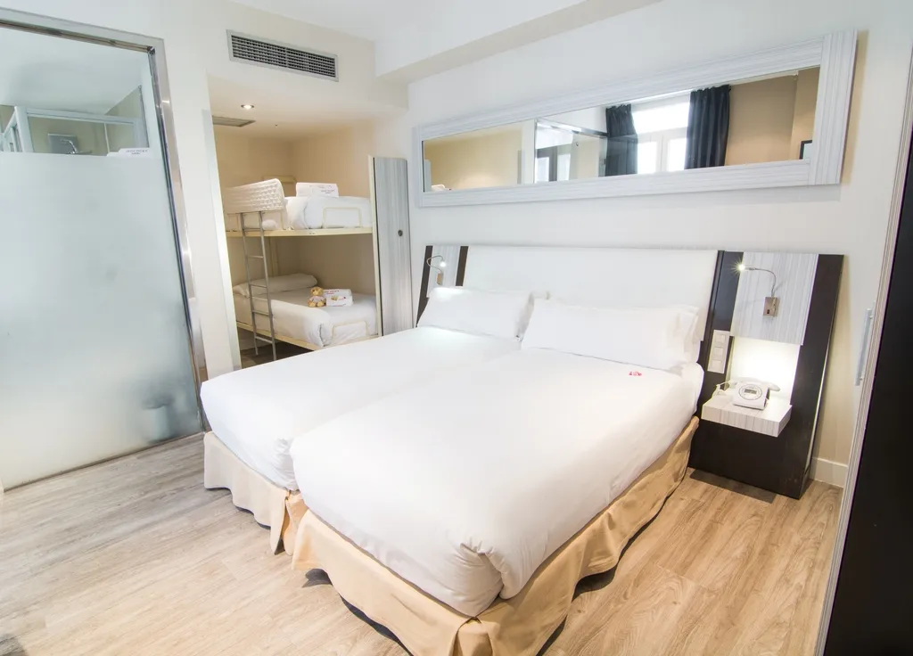 QUADRUPLE STANDARD Room, Petit Palace Arenal, Madrid