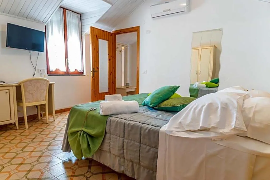 DOUBLE ECONOMY Room, Albergo Diffuso Bacco Furore, Naples