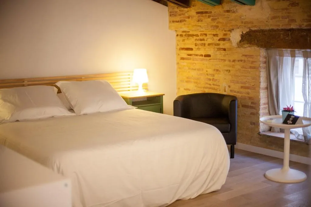 Room, Host & Home, Valencia