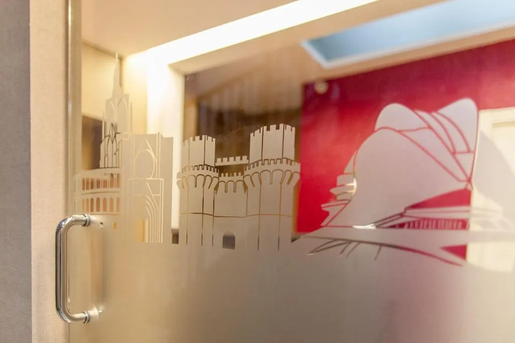 Lobby, Host & Home, Valencia