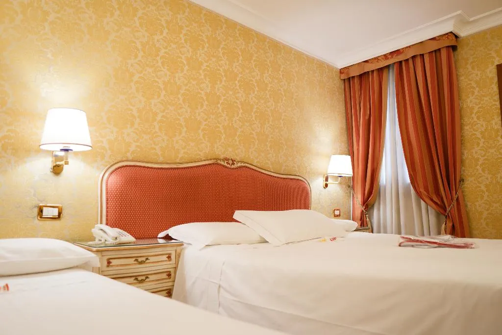 Double or Twin SUPERIOR Room, Antiche Figure, Venice