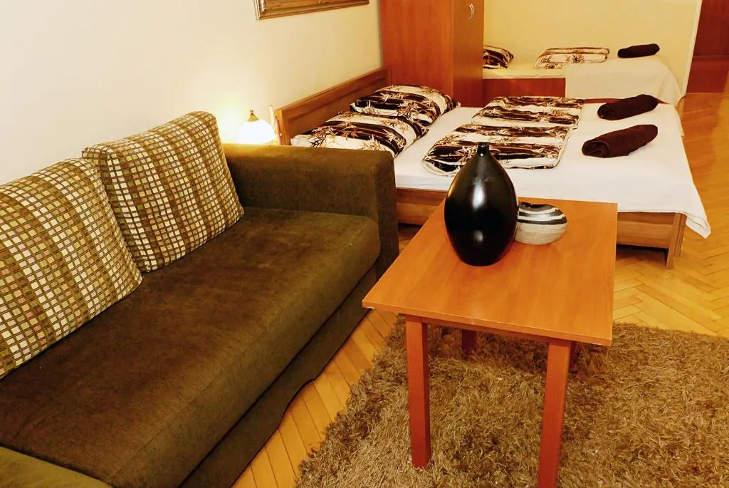 STUDIO CAPACITY 3 Room, P&J Tourist Apartments, Krakow