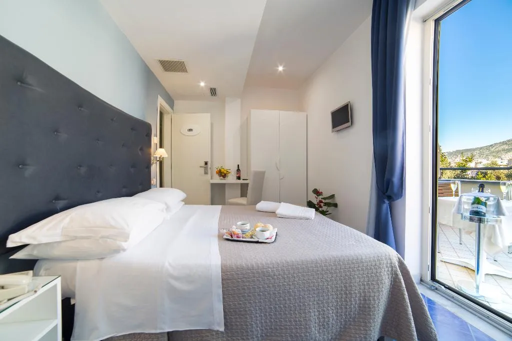DOUBLE CLASSIC WITH TERRACE Room, Club Sorrento, Naples