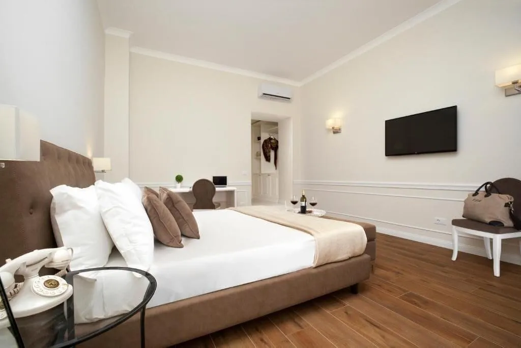 Room, La Fontanina Suites, Naples