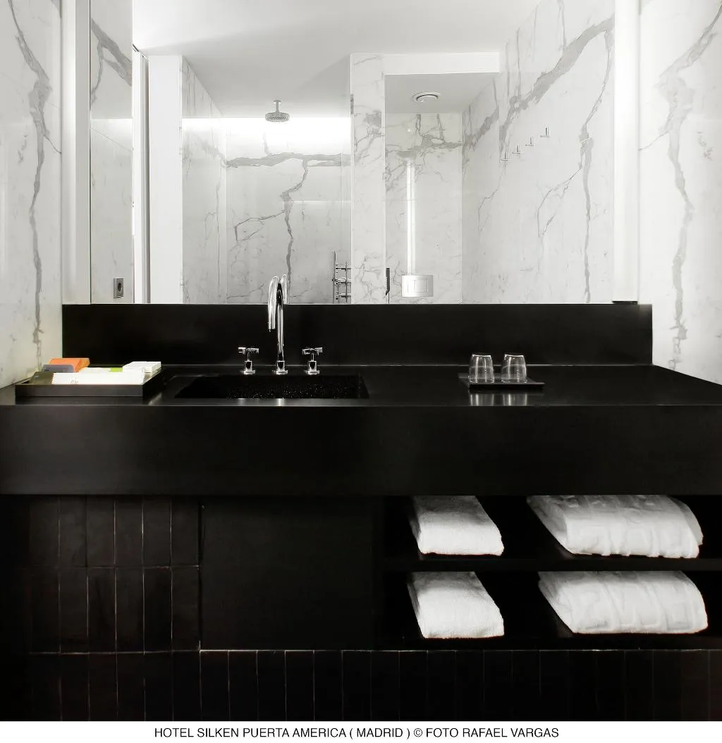 DOUBLE STANDARD Room, Puerta America Madrid, Madrid