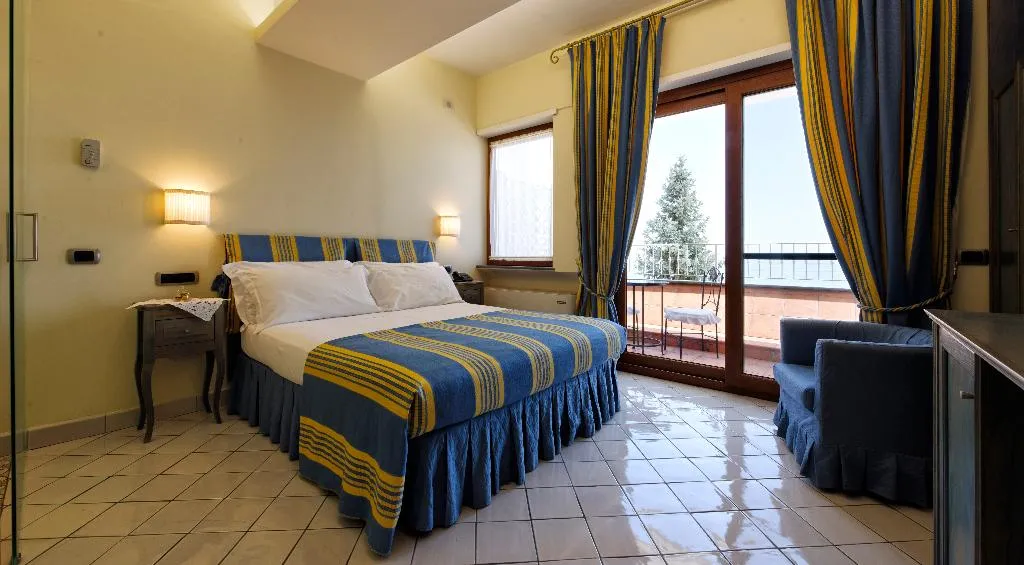 DOUBLE CLASSIC WITH TERRACE Room, Hotel Villa Poseidon, Naples