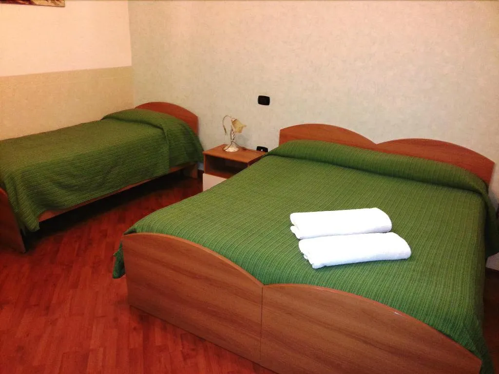 Room, Bed And Breakfast Medea, Naples