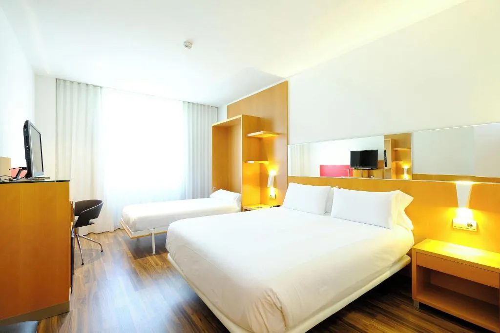 TRIPLE TWO BEDS Room, SB Icaria Barcelona, Barcelona
