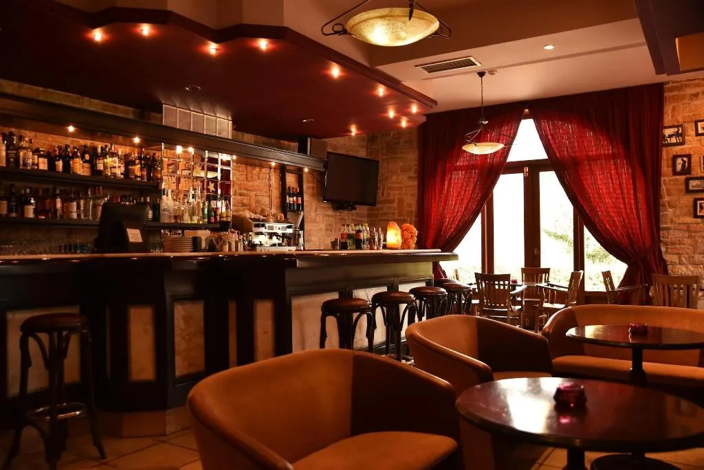 Bar, Mont Helmos, Athens