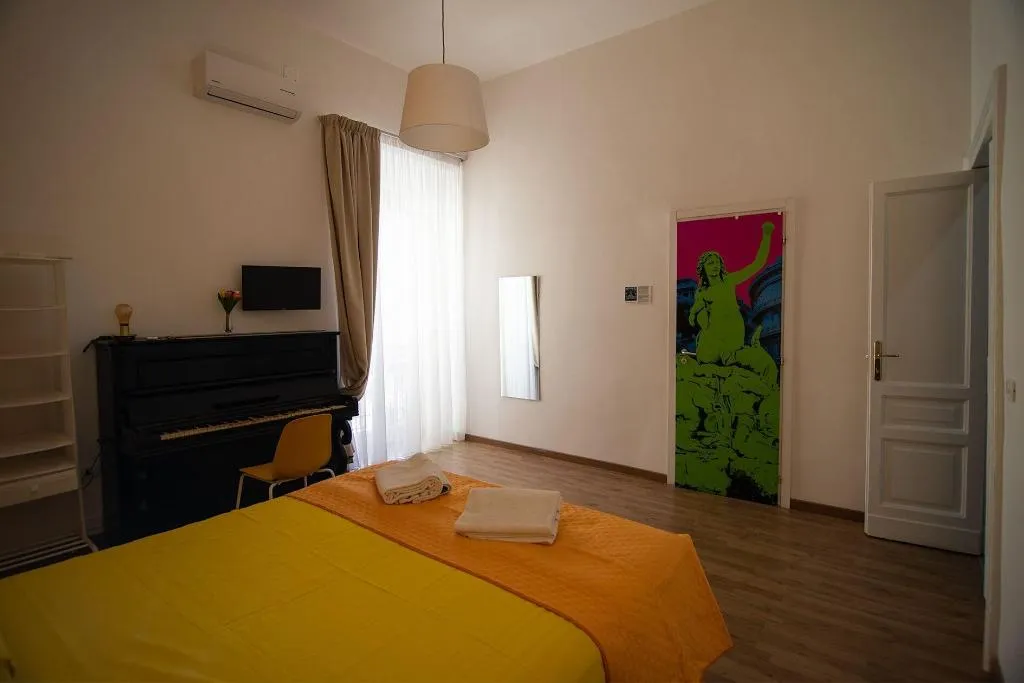 Room, B&B Tarumbò, Naples
