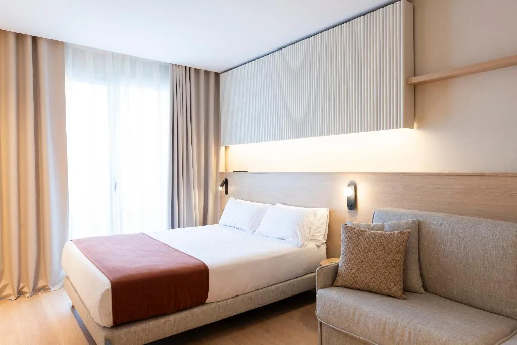 QUADRUPLE SUPERIOR Room, Aparthotel Atenea Calabria, Barcelona