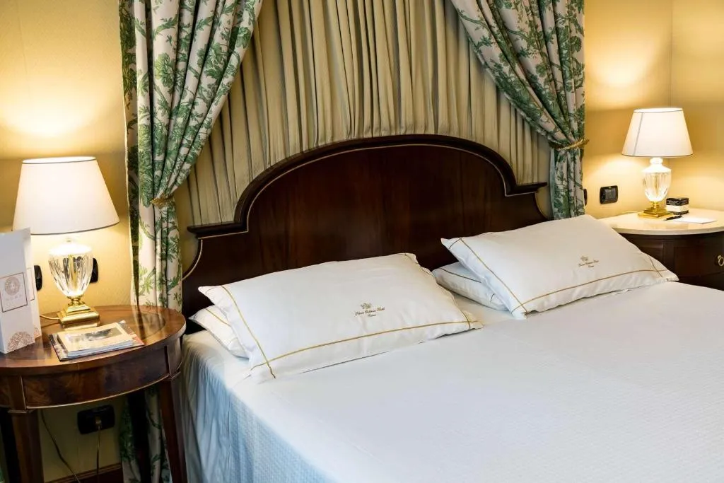 Room, River Chateau, Rome