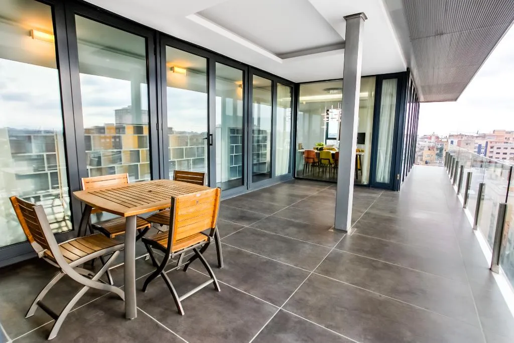 APARTMENT CAPACITY 6 THREE BEDROOM Room, Cosmo Apartments Sants, Barcelona