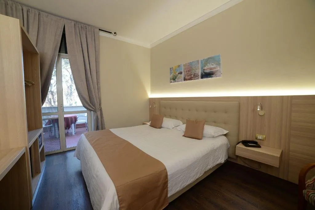 Room, Hotel Vittoria, Naples