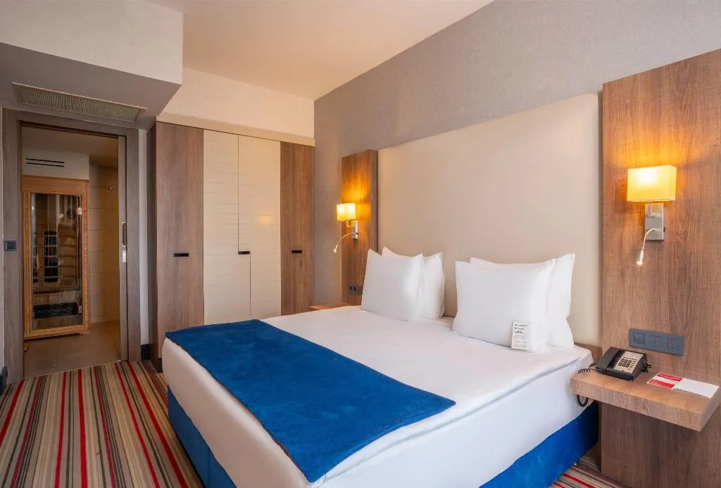 SUITE KING SIZE BED Room, Ramada Plaza by Wyndham Izmir, Izmir