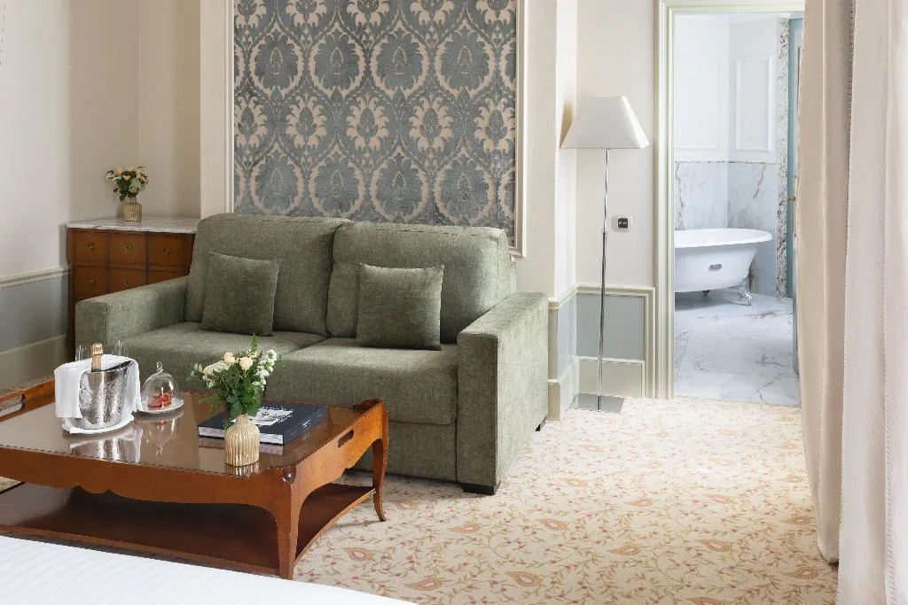 FAMILY ROOM CAPACITY 7 Room, El Palace, Barcelona