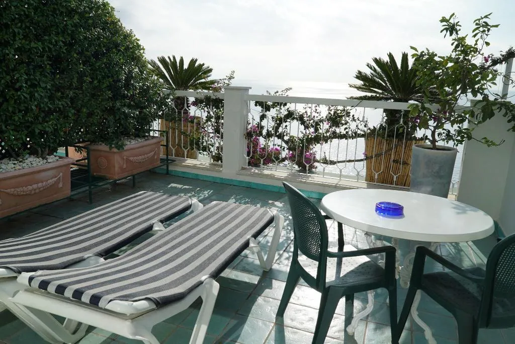 Room, Bellevue, Naples