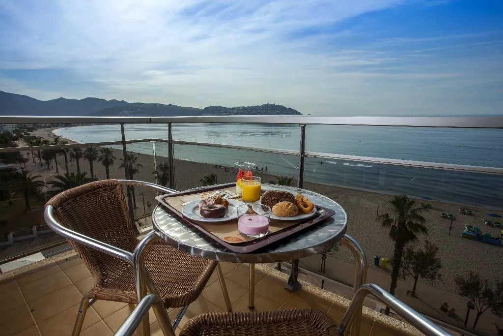 DOUBLE POOL VIEW Room, Hotel Monterrey Roses by Pierre & Vacances, Costa Brava