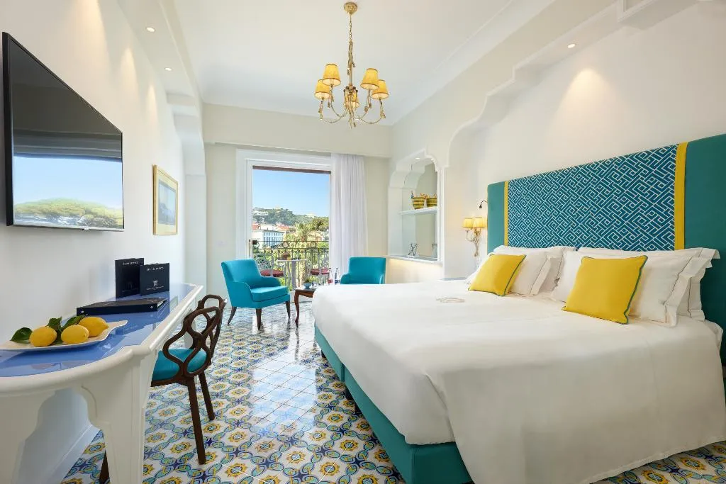 Double or Twin DELUXE SEA VIEW WITH BALCONY Room, Grand Hotel Ambasciatori, Naples