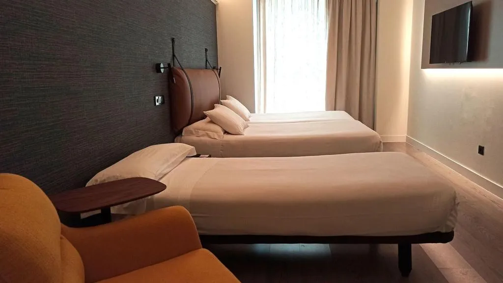 TRIPLE TWO BEDS Room, Suites Viena Plaza de España, Madrid