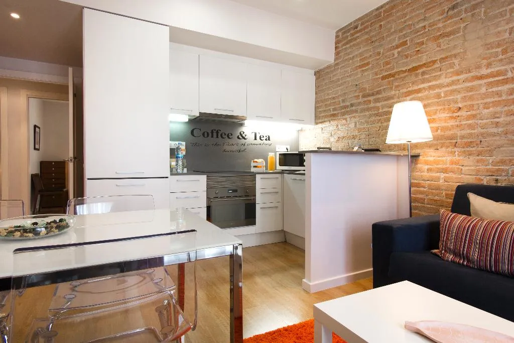 APARTMENT CAPACITY 6 THREE BEDROOM Room, Dailyflats Barcelona Center, Barcelona