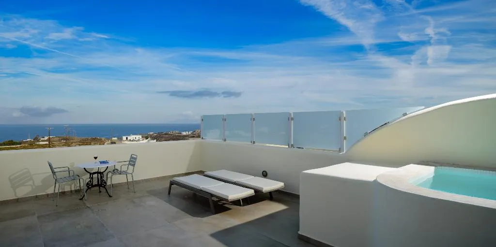 FAMILY ROOM WITH JACUZZI Room, Aliter Suites, Santorini