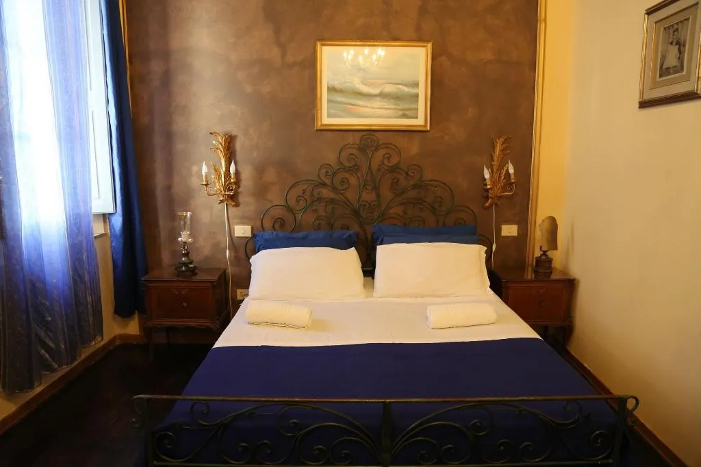 Room, Riverbanks, Florence