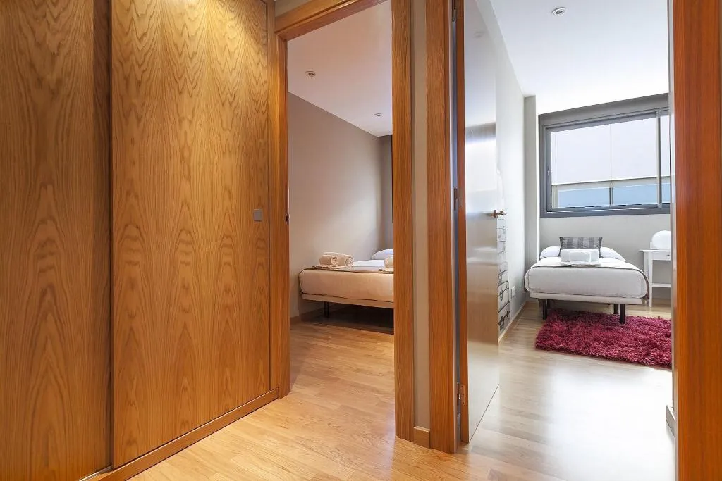 APARTMENT THREE BEDROOMS Room, Laumon, Barcelona