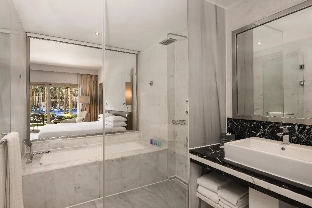 DOUBLE DELUXE POOL VIEW Room, Dusit Thani LakeView Cairo, Cairo