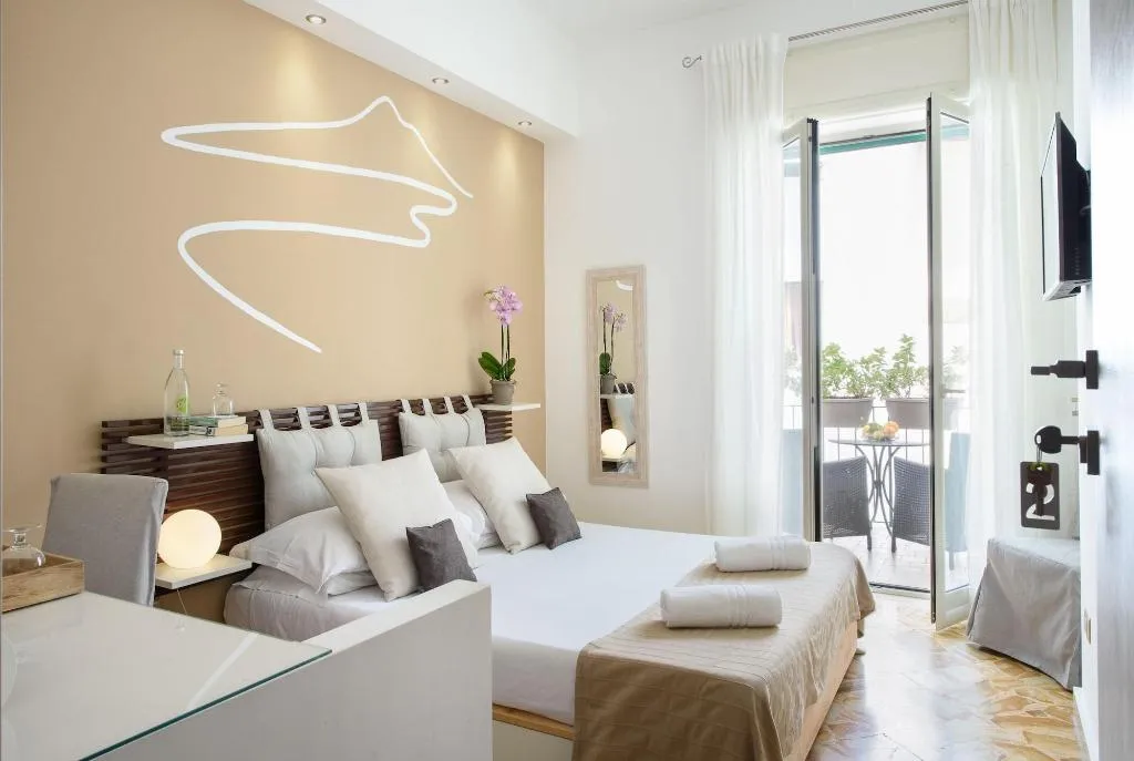 Room, La Maison Des Tout Le Monde, Naples