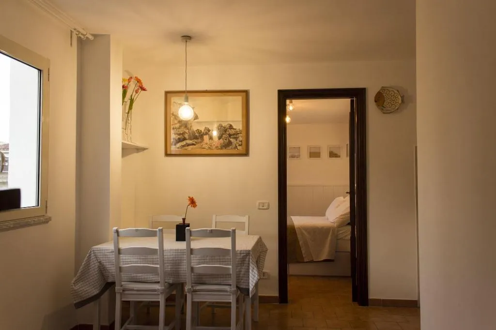 Room, Sui Tetti Di Napoli, Naples