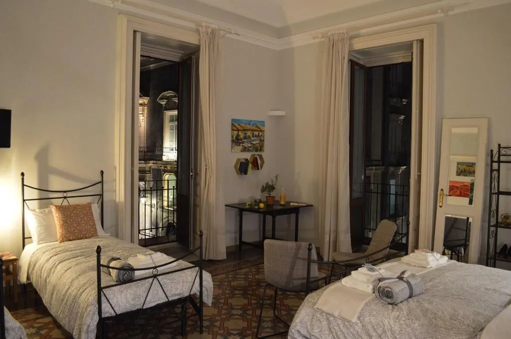 Room, Bed Book & Breakfast Landolina, Catania