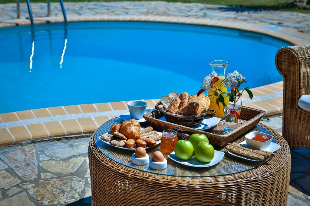VILLA FOUR BEDROOMS WITH PRIVATE POOL Room, Stigmes Villas and Suites, Thessaloniki