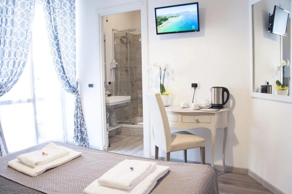 Room, B B Just Rome, Naples