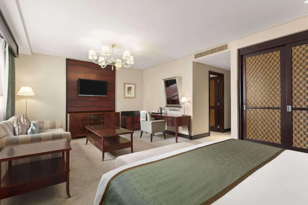 DOUBLE PREMIUM KING BED Room, Crowne Plaza Jumeirah, Dubai