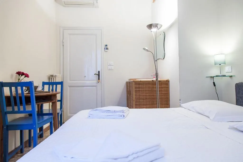Room, Bed & Bed Cassia, Florence