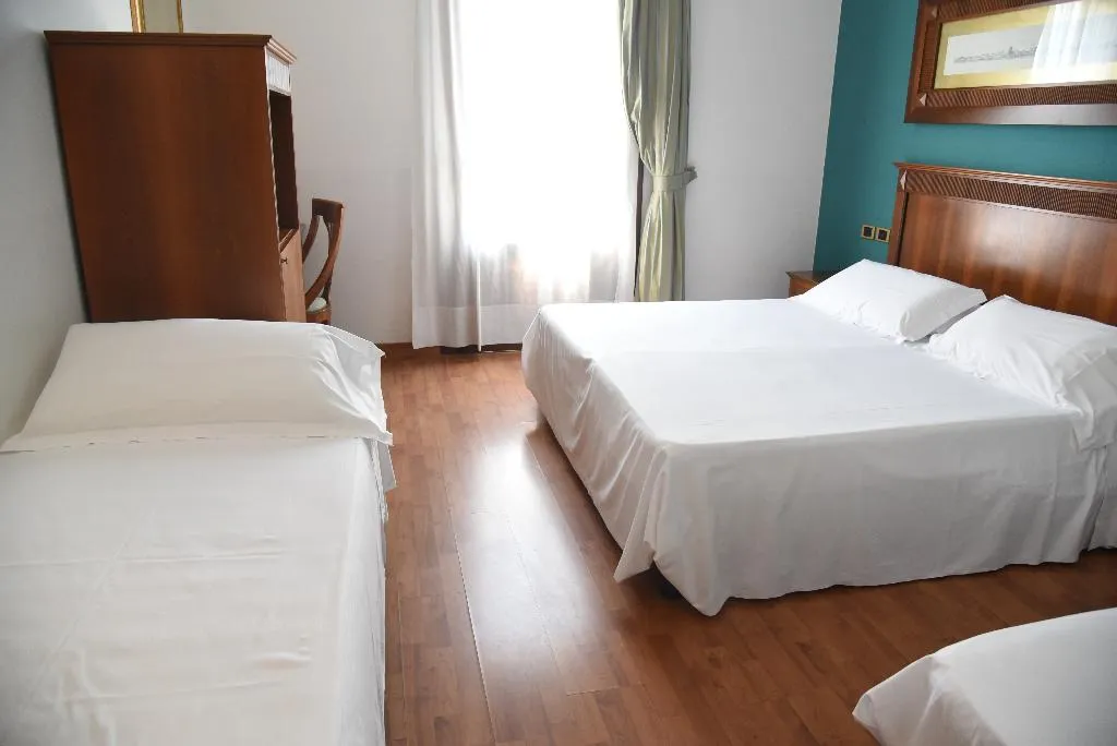 QUADRUPLE CLASSIC Room, Duca D'Aosta, Venice