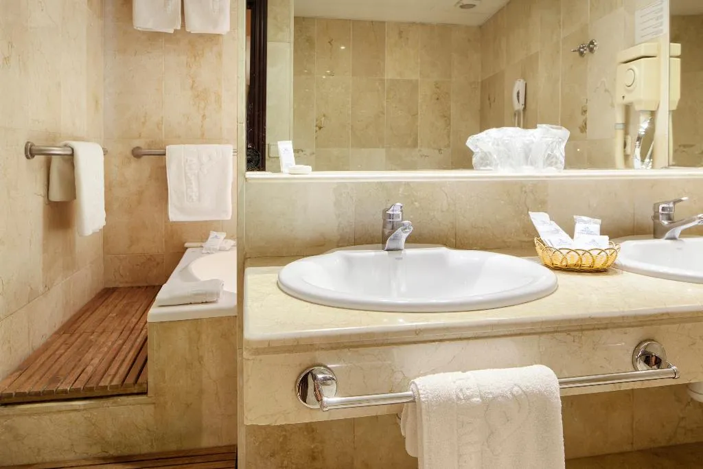 JUNIOR SUITE STANDARD Room, Atlantis, Barcelona