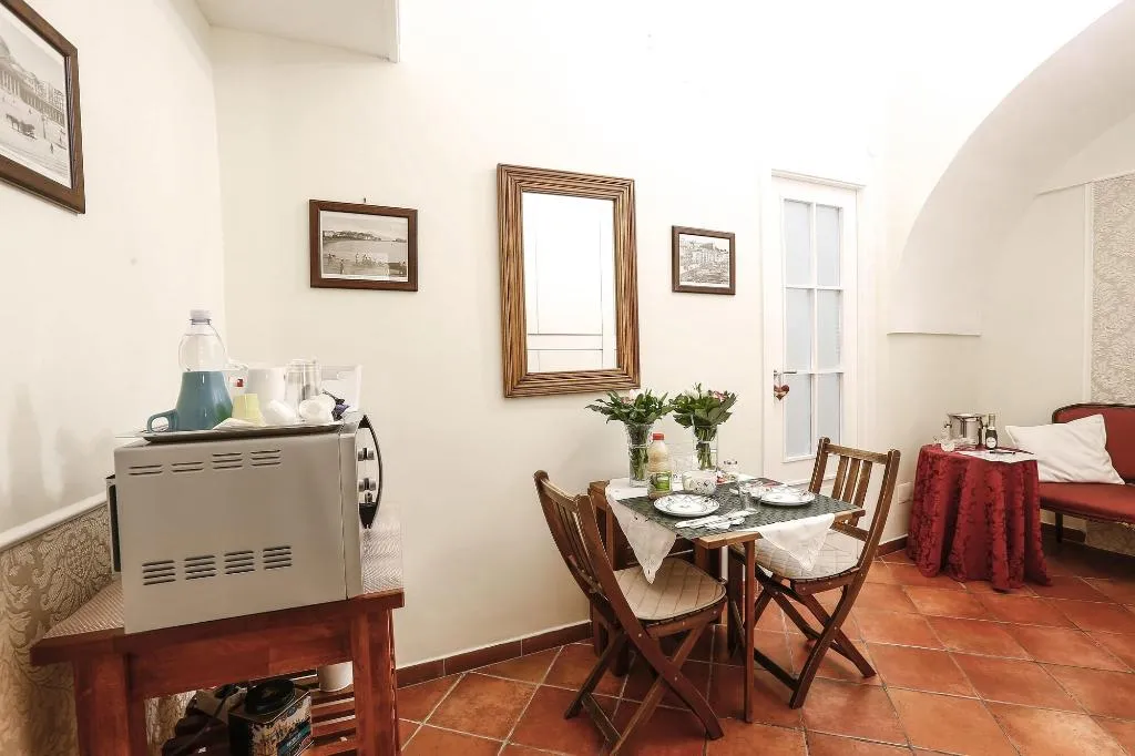Room, Home Marty, Naples