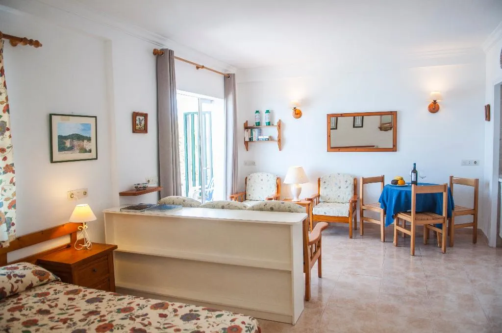 STUDIO CAPACITY 3 Room, Vistamar, Menorca