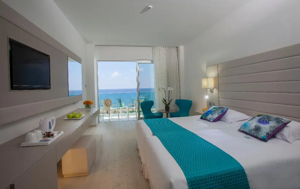 TWIN SEA FRONT Room, King Evelthon Beach Hotel & Resort, Cyprus