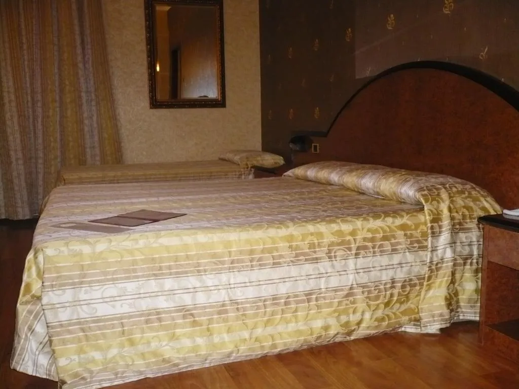 TRIPLE STANDARD Room, Grand Hotel Dei Cesari, Rome